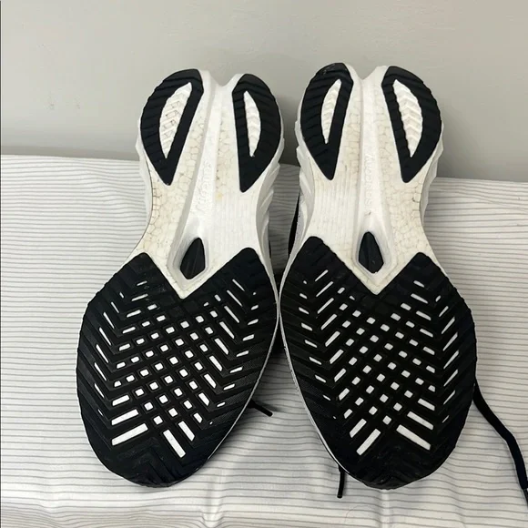 Saucony Endorphin Speed 4 Sneakers - Black and Purple - Picture 8 of 8